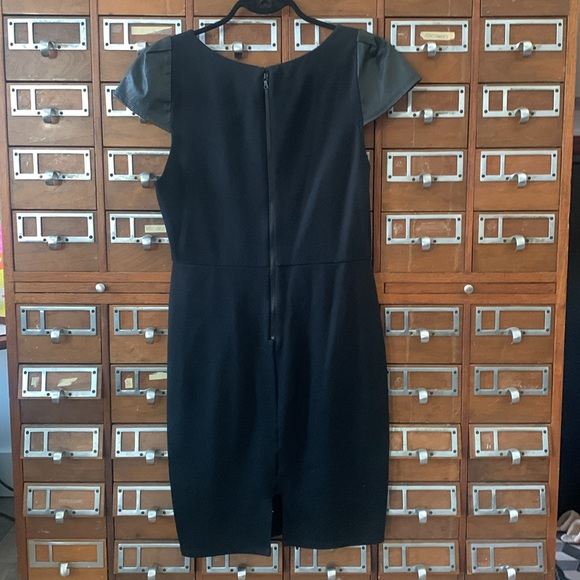 Alice + Olivia Employed Gracie Patent Leather Cap Sleeve Dress Size 10 - Picture 4 of 10